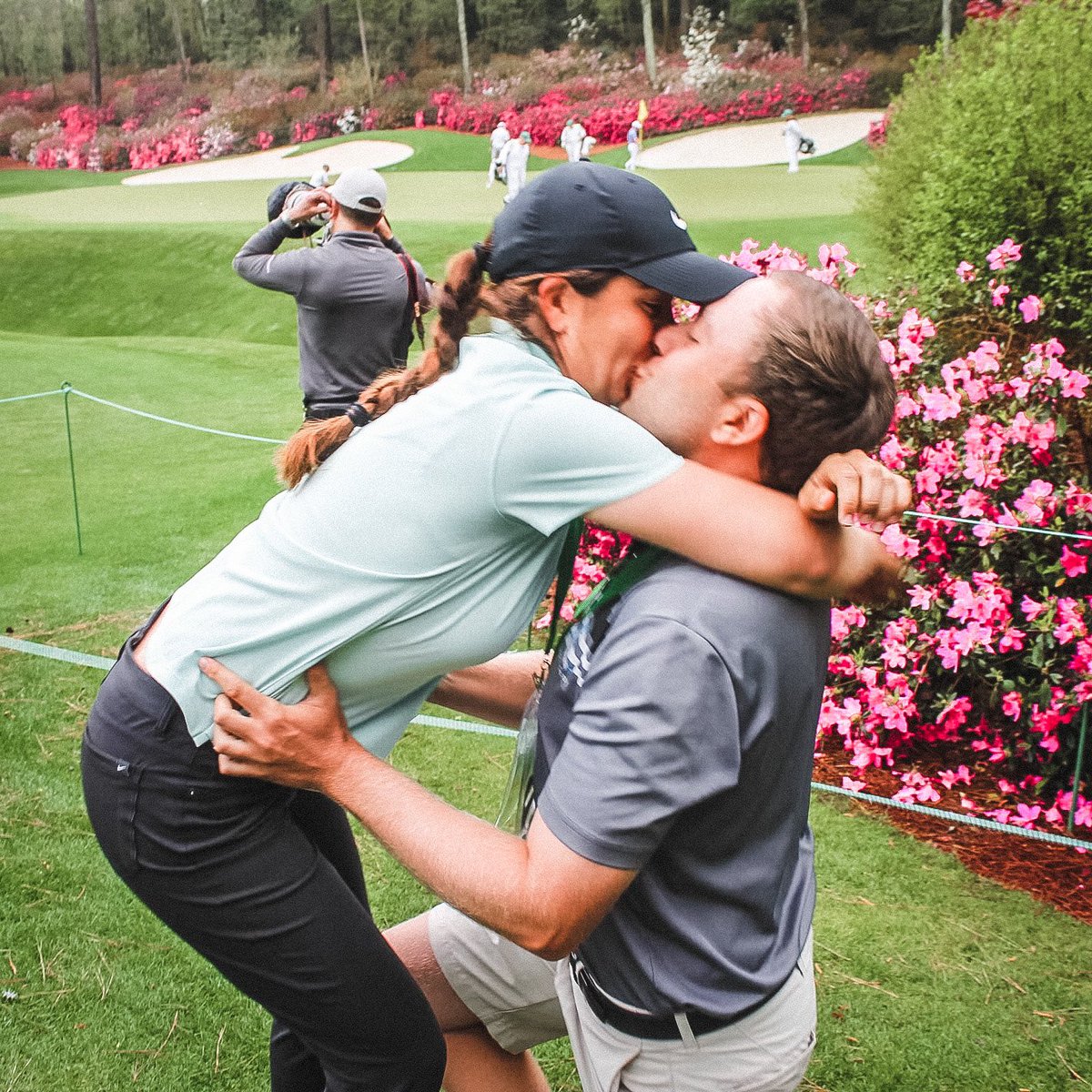A Master-ful moment at Amen Corner!

Congrats to <a href="/laurarestrepob/">Laura Restrepo</a> on getting engaged!

Full story: golfweek.usatoday.com/2022/04/18/gol…

#GoCards x #ProCards
