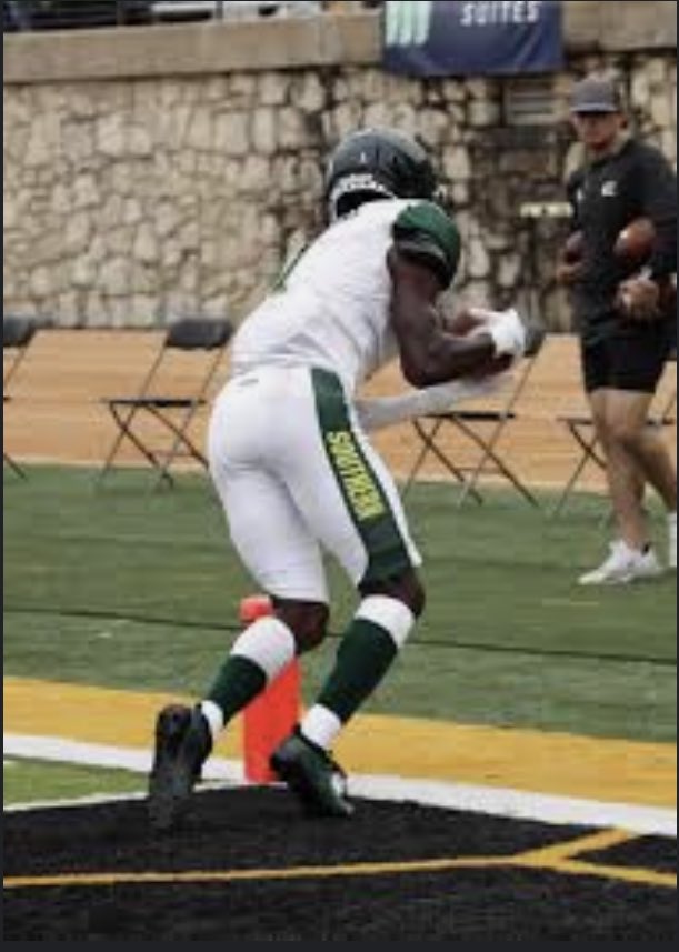 Marion4six's tweet photo. #AGTG After a great conversation with @Primetime_IX I’m extremely blessed to say I’ve received my 2nd offer from @MOSOFootball 🐯‼️ @DemarcusHarri01 @TrustMyEyesO @SkeeterRecruits @CoachChadRoark @MikeRoach247 #⭕️ffertunity 💪🏾 https://t.co/2cGfK3TjNZ