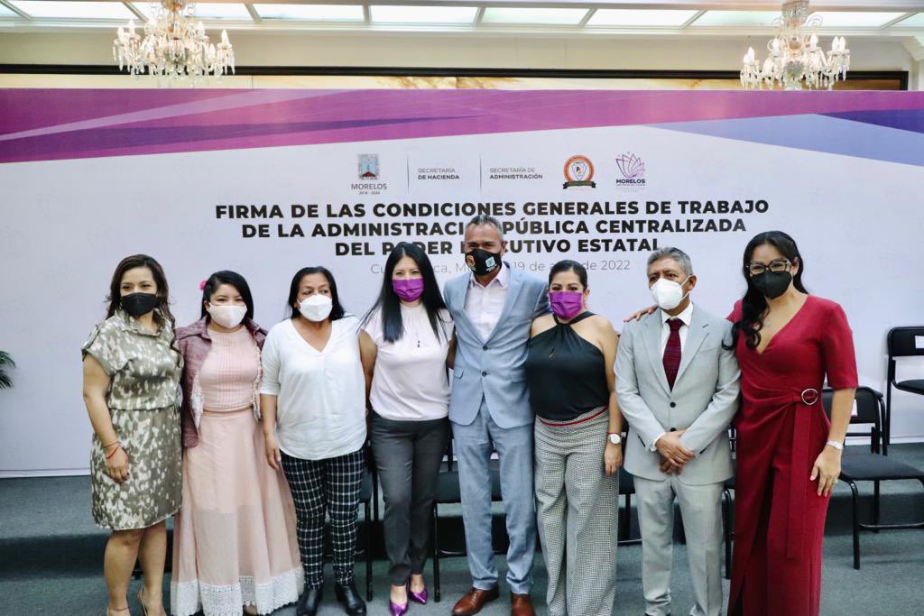 mirnazavala_'s tweet photo. Acompañando al gobernador del estado en la “Firma de las Condiciones Generales de Trabajo de la Administración Pública Centralizada del Poder Ejecutivo Estatal”, las cuales serán de beneficio para los trabajadores sindicalizados, que entregan toda una vida al servicio público, https://t.co/xAX27d4E2K