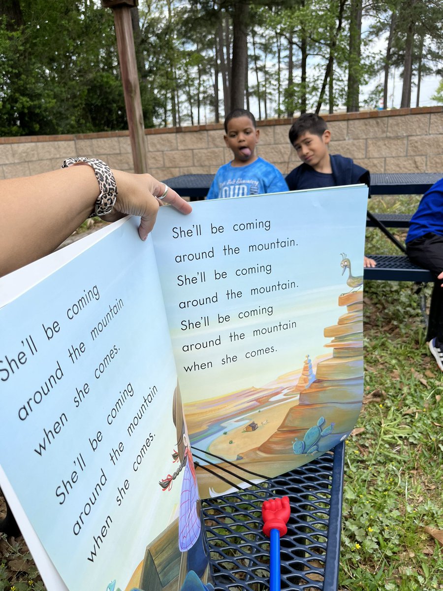 MrsDavis_ESE's tweet photo. It was such a nice day, we decided to do our interactive read aloud and shared reading outside today! #DavisDarlings #LearningOutsideIsFun #TeamNBE @HumbleISD_NBE https://t.co/fnxrF6r2zJ