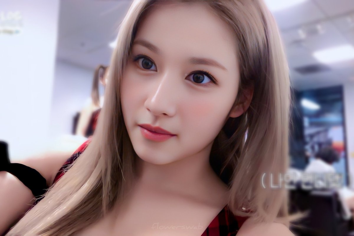 flowerswab's tweet photo. #TWLOG #TWICE #트와이스 #SANA #사나 https://t.co/ILzCvHEBRj