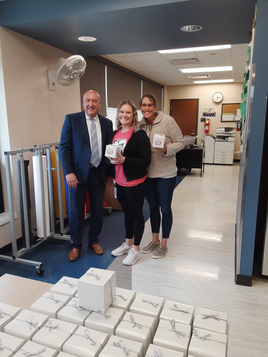 DrJillSmith's tweet image. We are at Rolling Ridge for Surprise and Delight today!  We love appreciating and recognizing the Rockets staff!  They do so much to support students &amp;amp; families ♥️ #opsmomentsthatmatter, @olatheschools, @RocketsRR