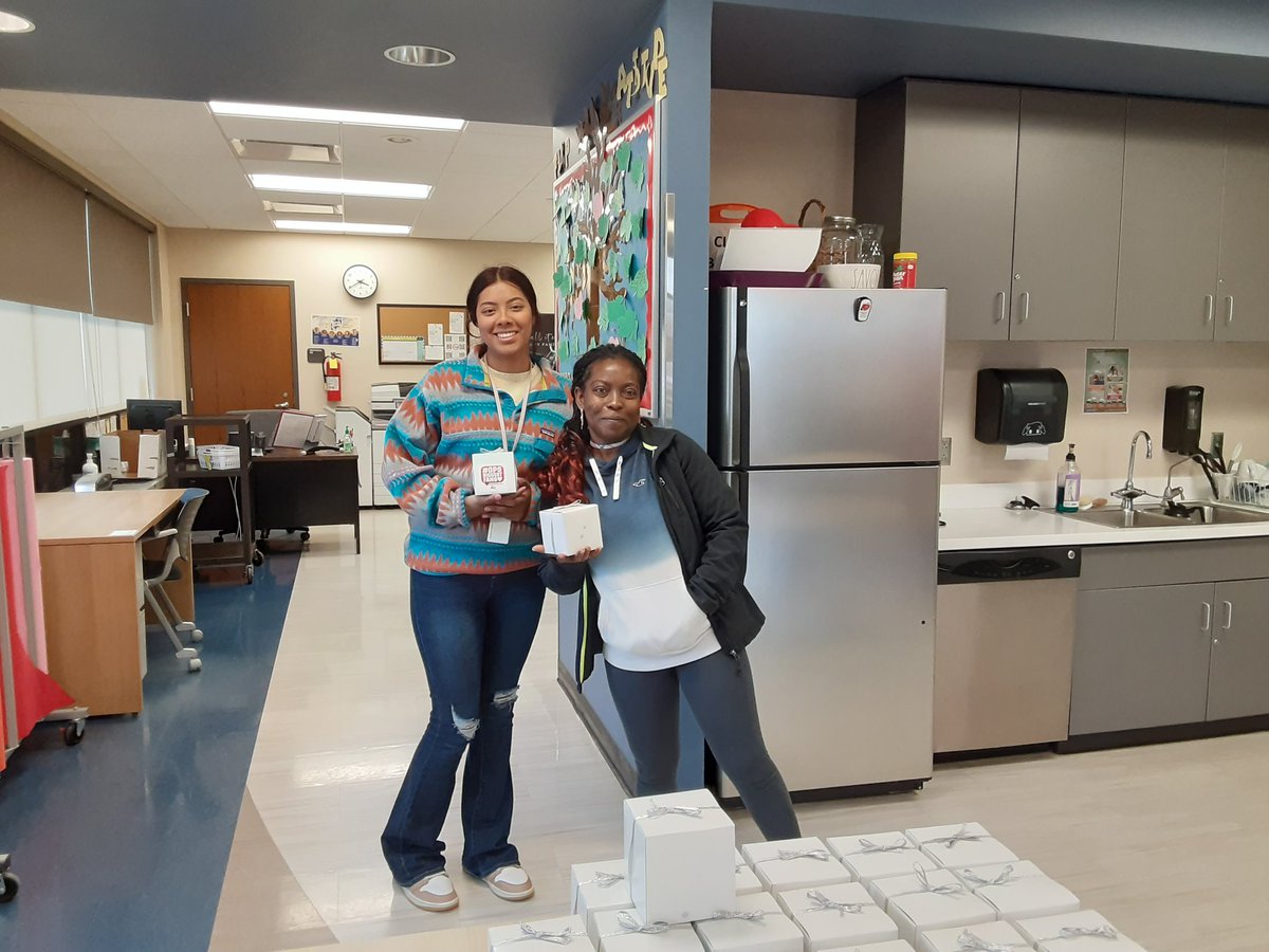 DrJillSmith's tweet image. We are at Rolling Ridge for Surprise and Delight today!  We love appreciating and recognizing the Rockets staff!  They do so much to support students &amp;amp; families ♥️ #opsmomentsthatmatter, @olatheschools, @RocketsRR