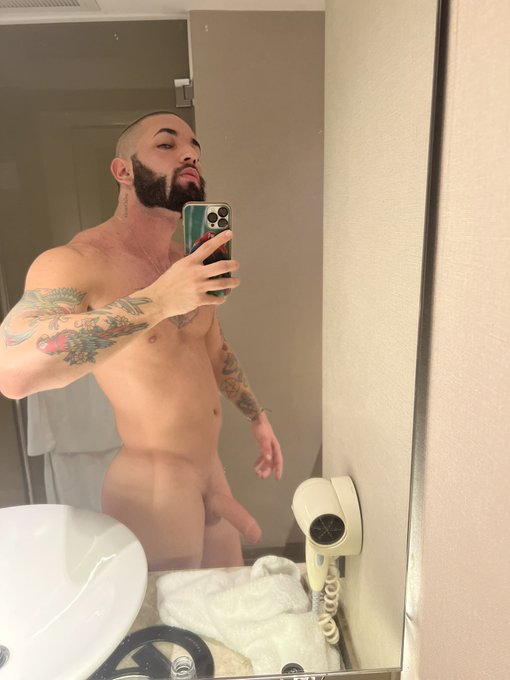 Thankfully I don&rsquo;t have to photoshop my dick to exaggerate it for likes 😍 https://t.co/rXo9AKDHEE