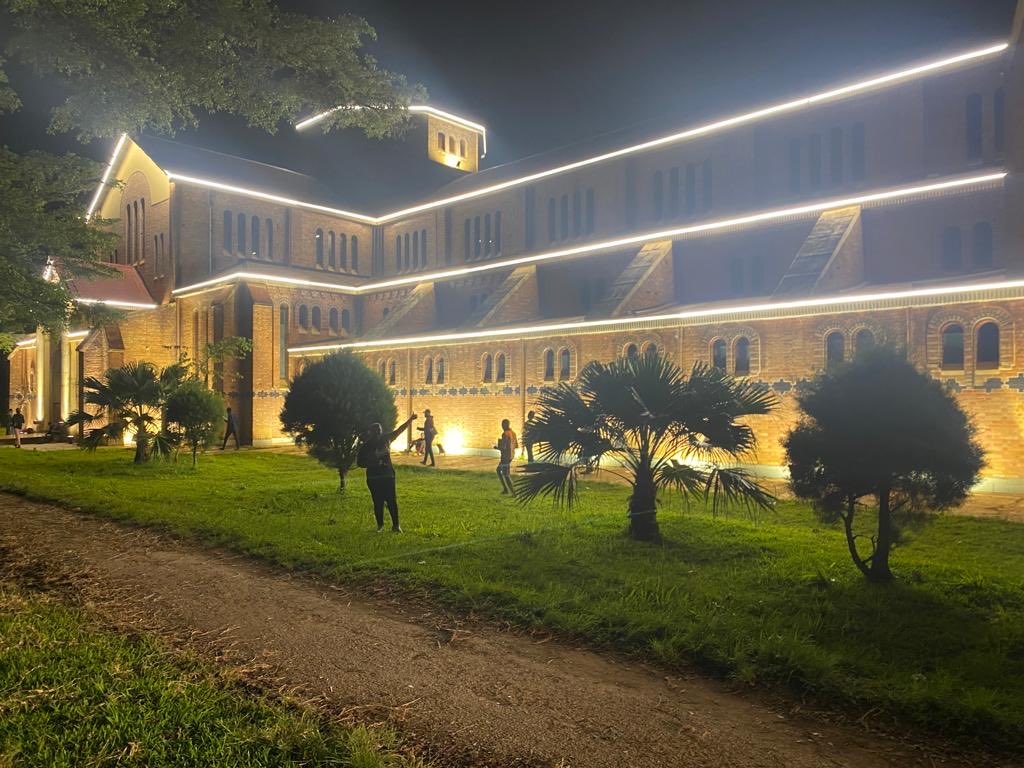 Rita_Masengo's tweet photo. La cathédrale de Kisantu, la plus grande du Congo 🇨🇩 elle est vraiment magnifique ! Elle  représente la beauté de la ville de Kisantu.⁦@AlloServicesDRC⁩ https://t.co/1kZNd3e4je