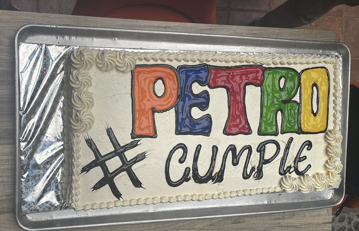 Pasto celebra el cumpleaños de <a href="/petrogustavo/">Gustavo Petro</a> ! Y confía en que le cumplirá al país 🐝🎉