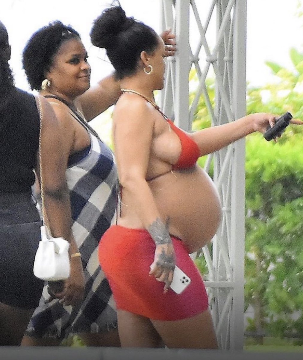 GalerieRihanna's tweet photo. Rihanna spotted in Barbados today ♥️ https://t.co/A63HStOIPd
