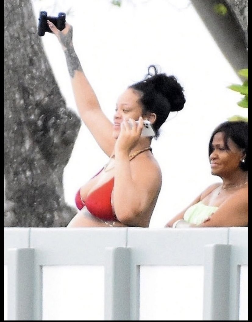 GalerieRihanna's tweet photo. Rihanna spotted in Barbados today ♥️ https://t.co/A63HStOIPd