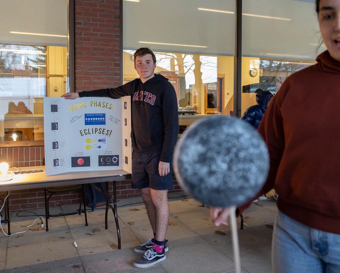 “How many ways can you describe the sky and the moon?”
— Toni Morrison

<a href="/BatesAstro/">Bates College Astro</a> students show local children and families the phases of the moon (among other exhibits) during the Bates College Astronomy Night Extravaganza held on April 18.

(📷: Phyllis Graber Jensen)