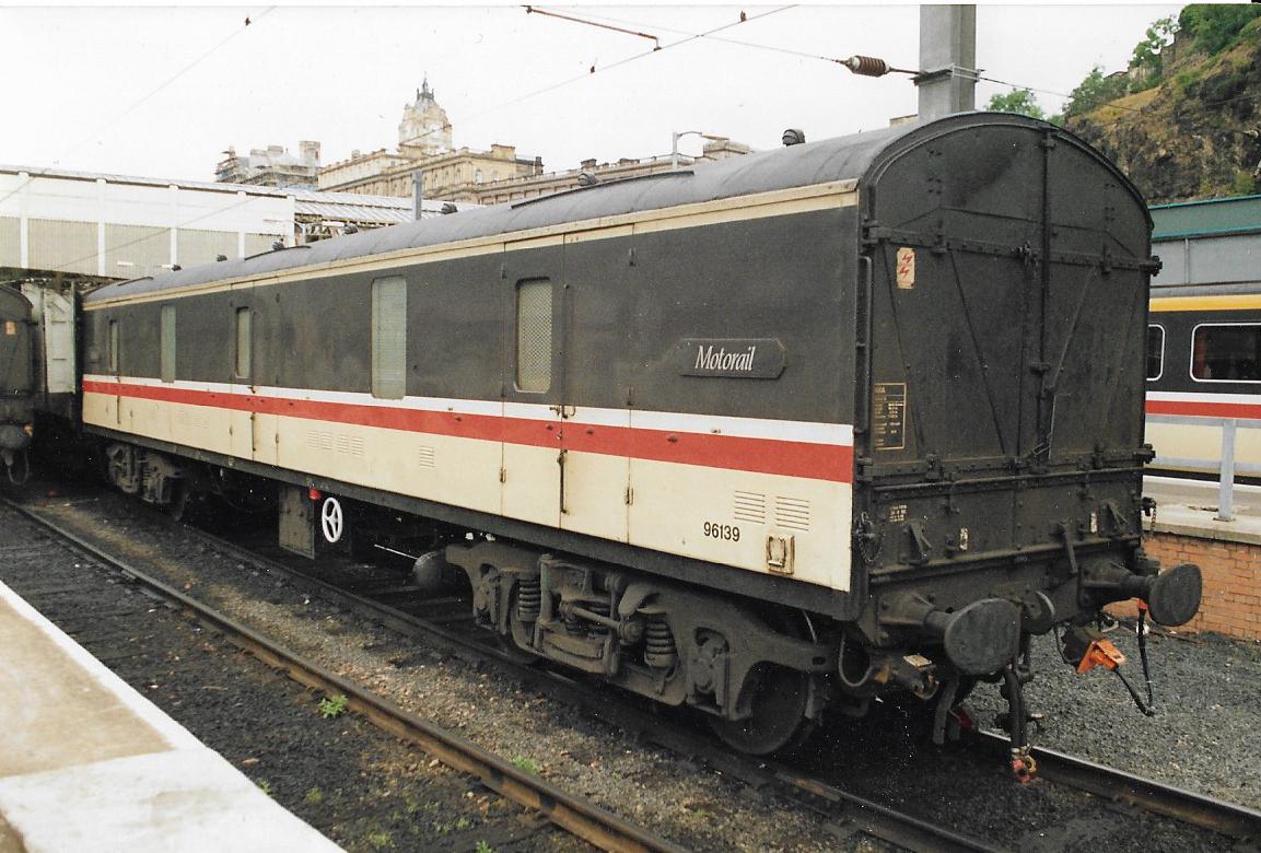 SalopianLyne's tweet photo. #BRCoaches No.54 : Edinburgh Waverley 6th August 1990
British Rail NXA Motorail Van 96139 in InterCity colours. Renumbered 1987 from GUV Van 93751 (E86751) built by Pressed Steel 1959. Commonwealth Bogies.
#BritishRail #Motorail #InterCity #Edinburgh #trainspotting #Van ๐ค https://t.co/gkMtI4VptJ