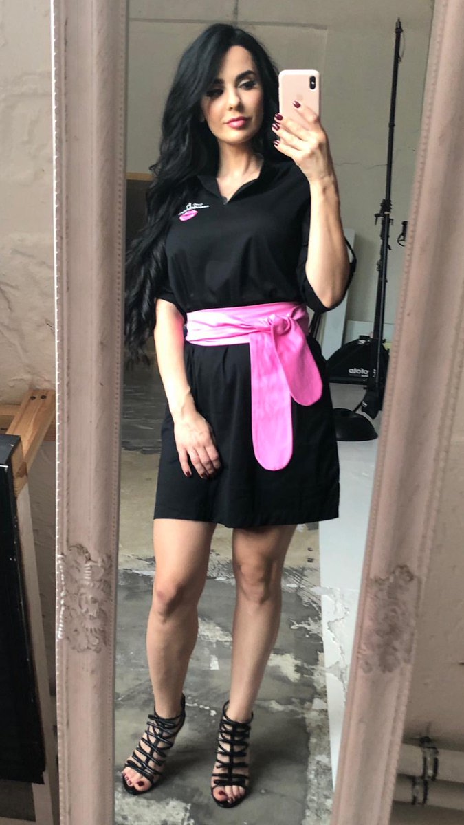 İyi Geceler Canlar :) Penis Boyu 17 cm in altında olanlar yorum atsın , 17 cm in üstünde olanlar beğensin bakalım .