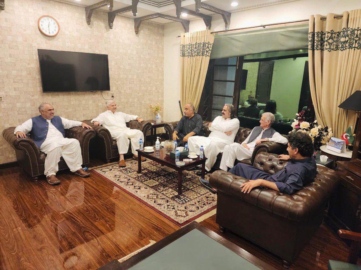 AsadQaiserPTI's tweet photo. وزیراعلی خیبرپختونخواہ محمود خان صوبائی صدر پی ٹی آئی کے پی پرویز خٹک سابق گورنر کے پی شاہ فرمان اور پارٹی کے دیگر عہدیداران سے ملاقات میں پارٹی کے تنظیمی معاملات موجودہ سیاسی  صورتحال پرغور اور خاص طور پر لاہور جلسے سے متعلق حکمت عملی پرتفصیلی گفتگو ہوئی۔ #امپورٹڈ_حکومت_نامنظور https://t.co/dqDX5PXWTo
