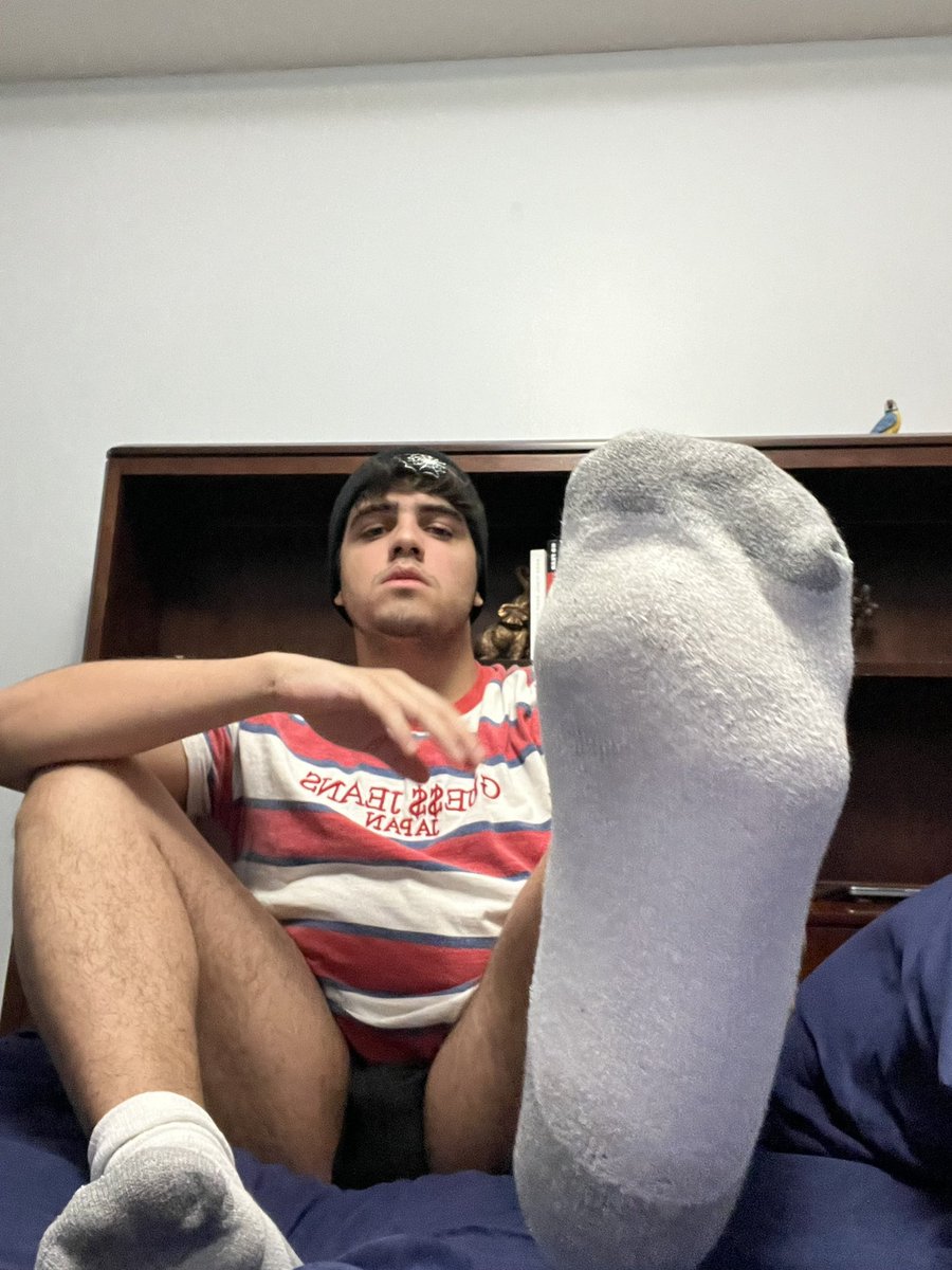 ozzy_master's tweet photo. Get down and worship piggies. My feet stink from the gym today. Like, Rt and comment to see more content like this. 😈

#findom #footmaster #cashmaster #paypig #feetworship #feet #feetpics #alpha https://t.co/EqEUWVy3Fp