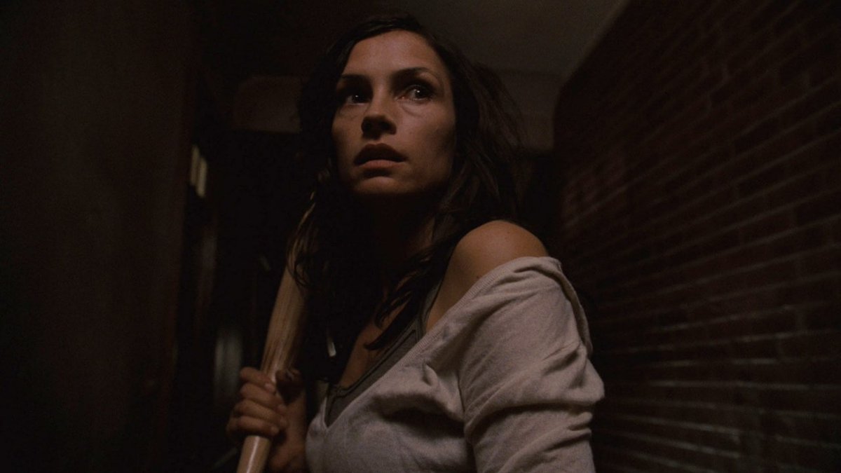 A7eptimo's tweet photo. Marnie encuentra consuelo en un chico que trabaja llevando despensa a domicilio pero entonces, una presencia, un acoso que le parece muy familiar. Su esposo ni muerto la quiere dejar en paz.

#100Feet (2008). Dir. #EricRed.

Reseña aquí: https://t.co/JcmfyplCqd https://t.co/BHaihI1jDJ