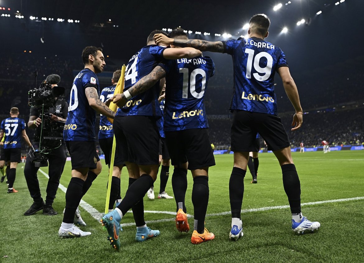 FBiasin's tweet photo. Dopo lo #scudetto 20-21, dopo il ritorno negli ottavi di #Champions, dopo la #Supercoppa, l’#Inter ritrova la finale di #CoppaItalia.
Davvero niente male per un club “allo sbando” (multicit).
Bravo #Inzaghi, brava #Inter. https://t.co/2qr202Bc7O
