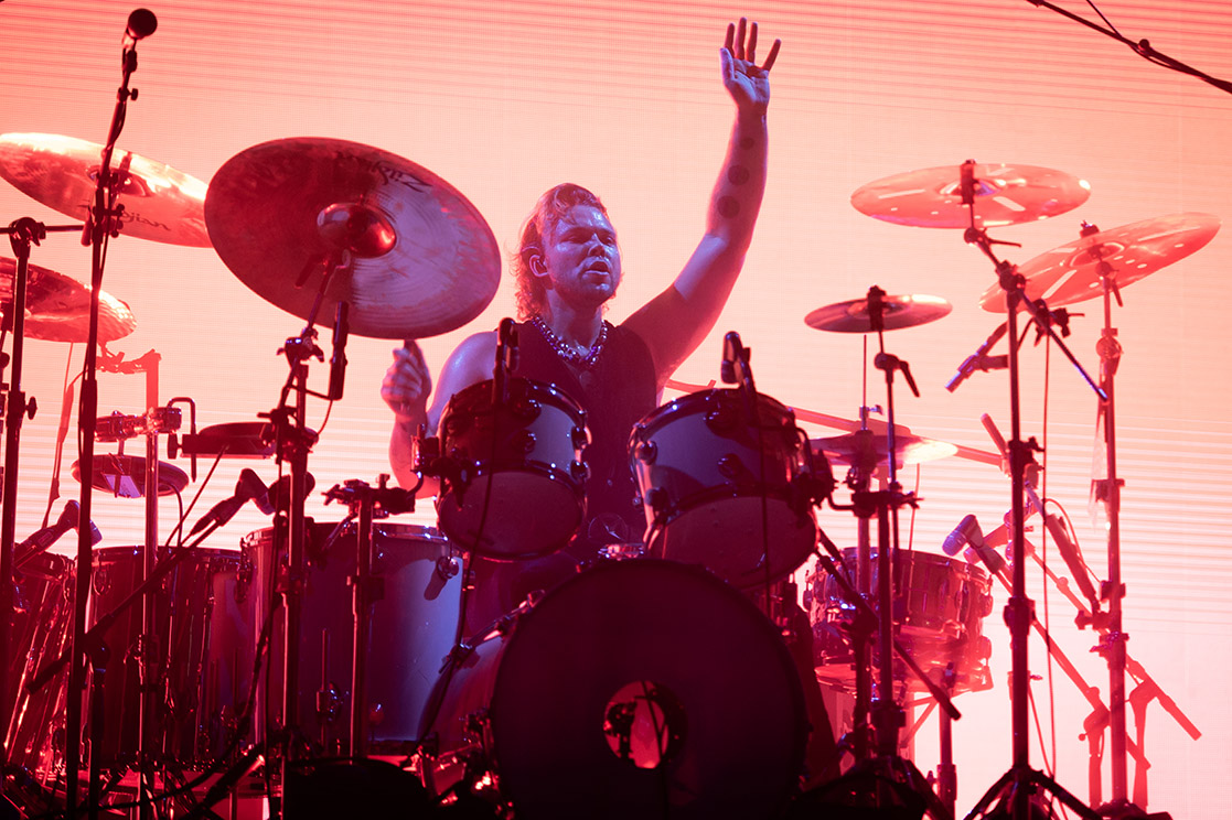 AFASLive's tweet photo. 5 Seconds of Summer, TAKE MY HAND! Wat een show heeft @5sos vanavond neergezet in #AFASLive 🔥 Het hele repertoire van de band kwam langs: van “Beside You” tot “Take My Hand” en tussendoor nog hits van de albums “Youngblood” en “CALM”

Foto's van @DammanPhoto https://t.co/NckfxNBZS8