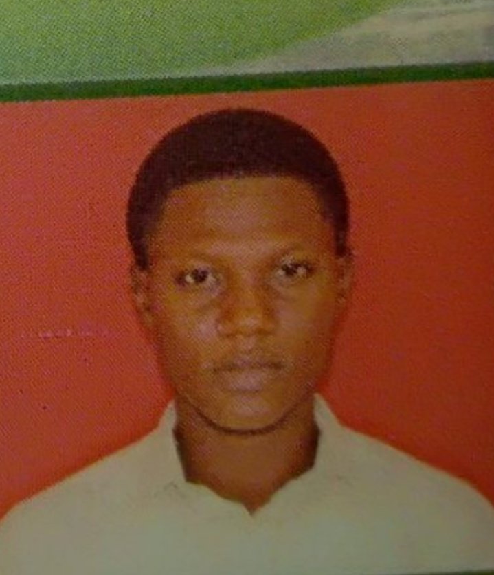 The kid who stole the hearts of all the pretty girls in senior high. Now de3 bounce nkoaa I dey chop😭😭😭