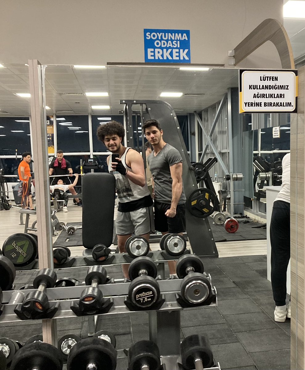 Öz abimi spor salonunda yakaladım çok manidar bi denk gelişti. Basmati pirincini yiyip hemen basmaya gelmişti. Sıkı bir idman yapıp yoluna devam etti.<a href="/oconneristaken/">O’Conner</a>