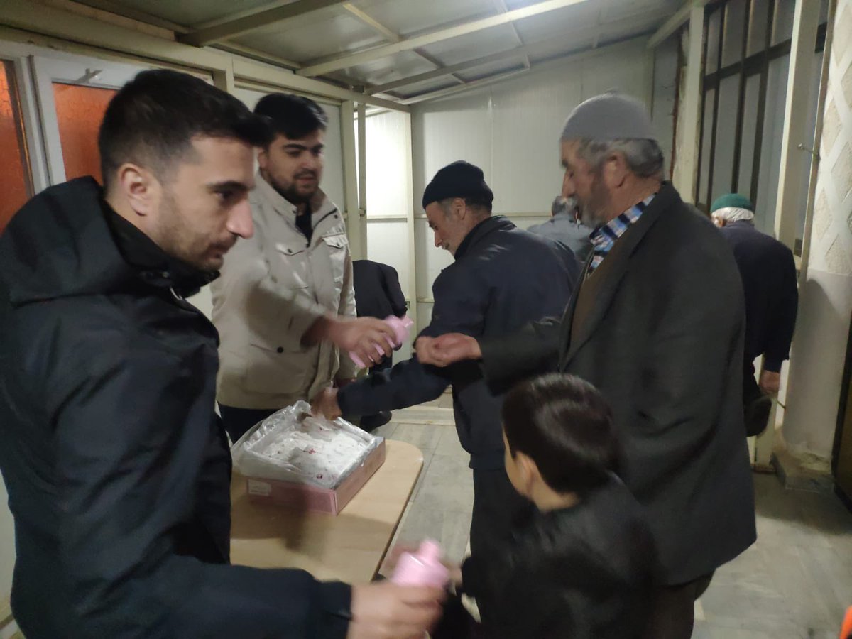 AKGencGeyve1's tweet photo. Akdoğan Mahallesinde Teravih Namazından sonra müezzinlik yapan kardeşlerimizle cemaatimize lokum dağıttık 😊 https://t.co/Fwm8dtARoN