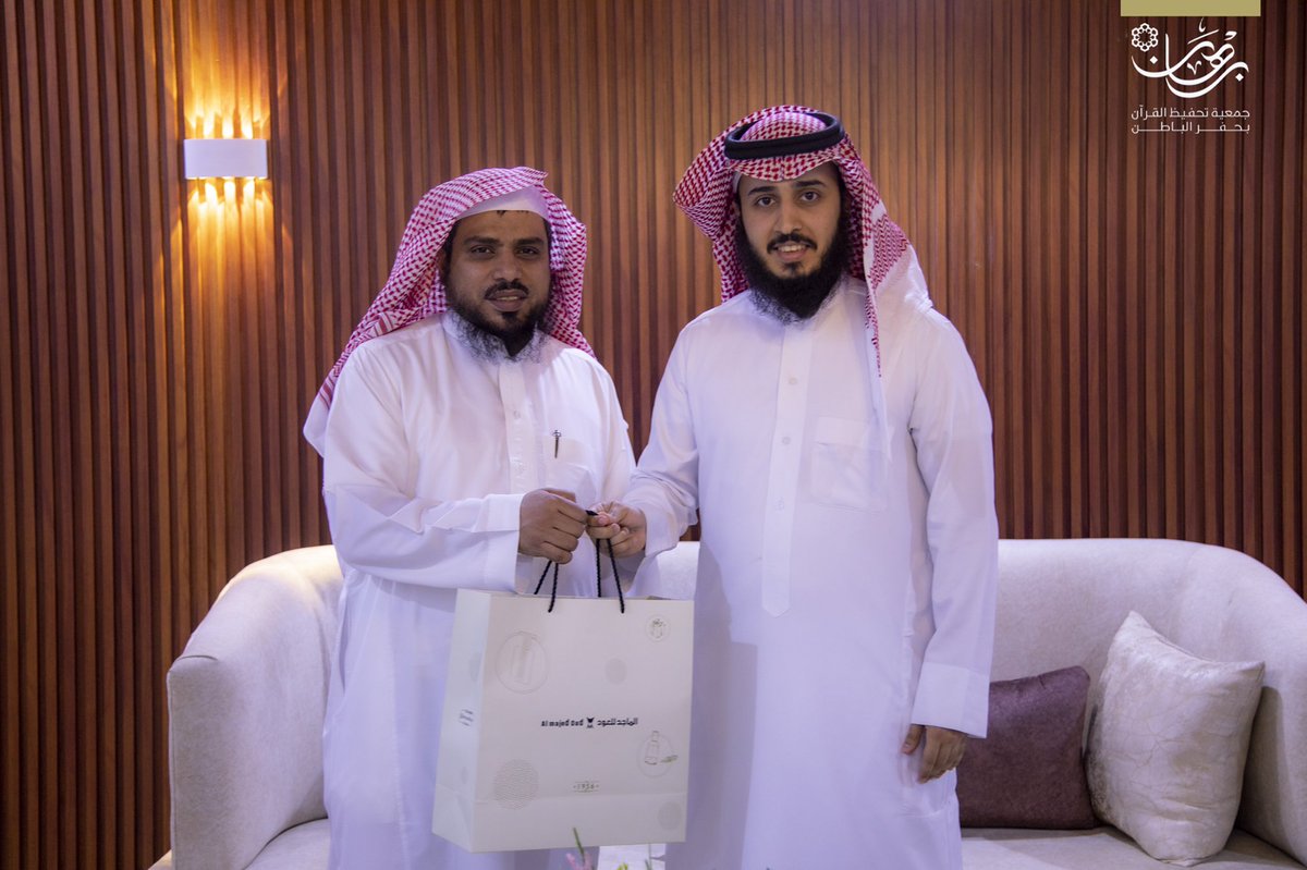 لمسـة وفـاء، لمن ضحّـى بوقتـه وجهده. 
جانب من تكريم المتطوعين.. شكرًا لكم 💐
ٰ
#جمعية_برهان