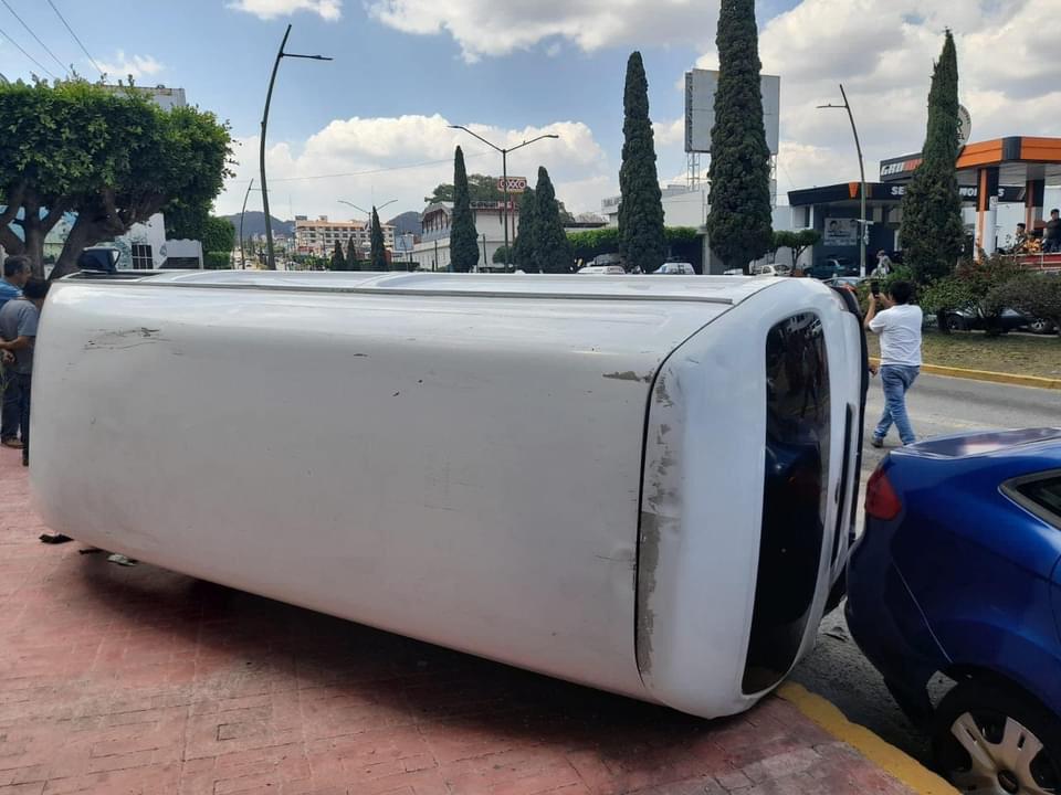 Momento en que tráiler pierde los frenos y choca varios vehículos 