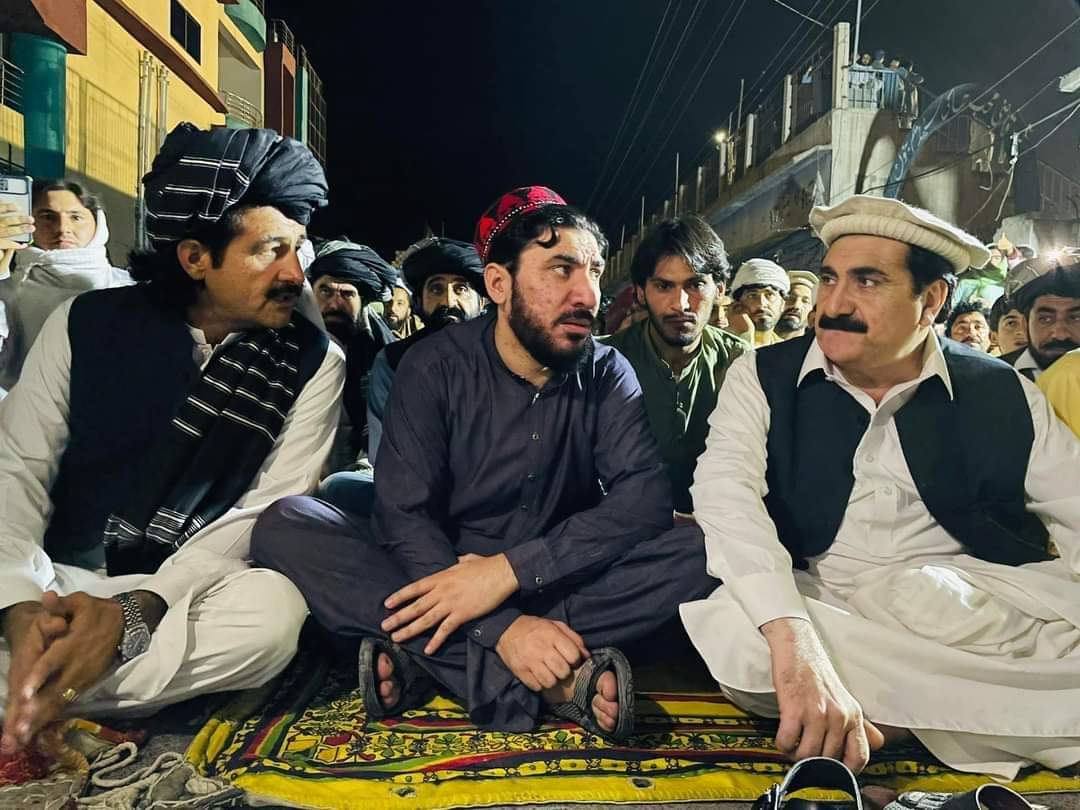 Protest of Madakhel tribe against Jet attack in Khust on IDPs of Waziristan by Pakistan.PTM Head @ManzoorPashteen have joined the protest. Protesters are demanding justice for the people of Khust, and rejecting the negative interference of Pakistan in🇦🇫.
#PakistaniArmyWarCrimes