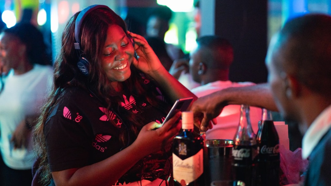 Reporter4Music's tweet photo. Le #TrueMusicNight a pris le pouvoir Jeudi&amp;Vendredi derniers au #Bourget &amp; #Gasmonkey en prélude au @BallantinesCM #BoilerRoom237 #Yaoundé

Avec l'ambassadeur du #Bikossa @RidimzOfficial 🔥😭 @ImageNationPR
@DjessAveiro

Prend déjà ton #Pass Gratuit 😎 ⤵️
https://t.co/7L3yrc3bX4 https://t.co/jmBIxpVd0a