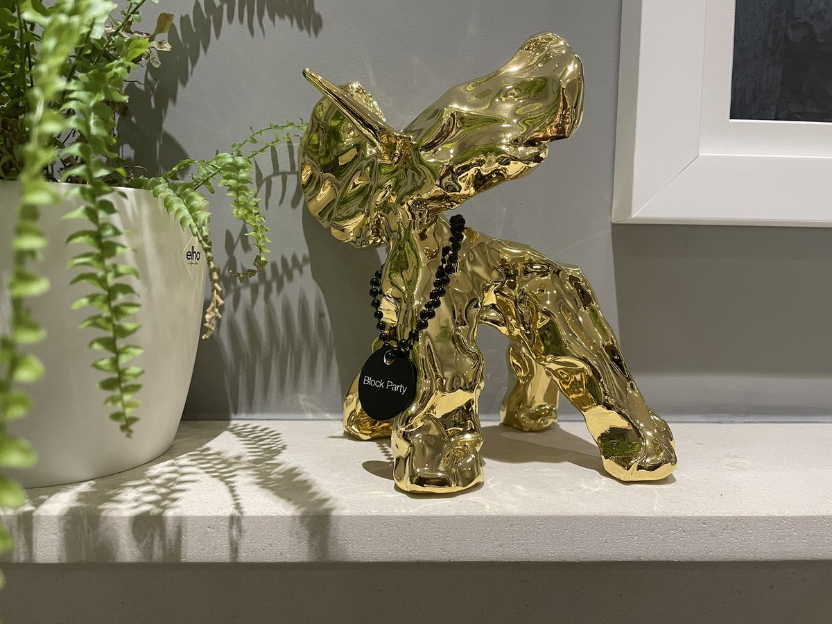 triketora's tweet photo. a golden one minute winged unicorn by @wanderswonders (so special it came with handling gloves)

thank you @capitaltvc @jannekeniessen @Eva_deMol for not only the unicorn sculpture 🦄 but also for being great investors who get it &amp; are there for your founders https://t.co/ogmxyazvBd