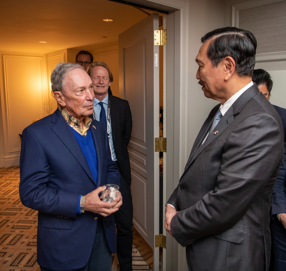 Thanks to Minister Luhut Binsar Pandjaitan’s leadership, Indonesia is showing how clean energy investments help create jobs and grow the economy. Great to discuss <a href="/BloombergNEF/">BloombergNEF</a>'s Bali Summit, taking place before the B20 and G20. #BNEFSummit bloombg.org/3xAZG2c