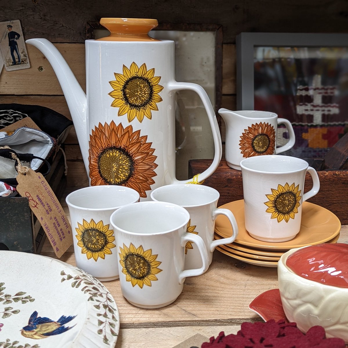 A spot of sunshiney goodness with your morning coffee? 🌻 Make the best start to your day with this gorgeous #retro Meakin coffee pot, jug and 4 cups &amp; saucers 💛 £20 for the set - DM us if you fancy this little sunshiney bargain 🌞 #preloved #meakinpottery #sneintonmarketavenues