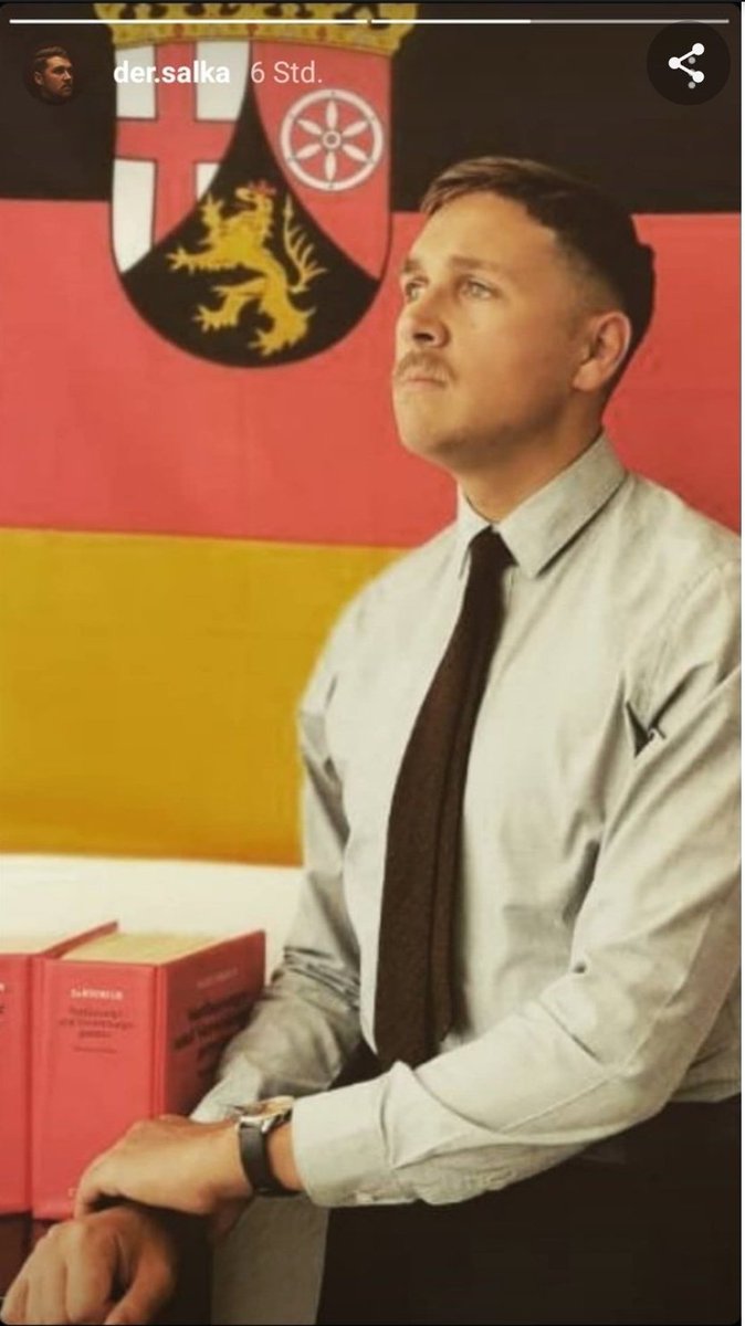 robertwagner198's tweet photo. Ist schon eine lustige rechtsextreme Granate dieser Justin Cedric #Salka. 🤭 Posiert in Hitler-Pose vor der Kamera und verherrlicht den NS-Volkssturm – aber Nazi-Vorwürfe aus der eigenen Partei (#AfD) werden brüsk abgestritten. Super glaubwürdig! 🙃 https://t.co/2gxyUDZcTD
