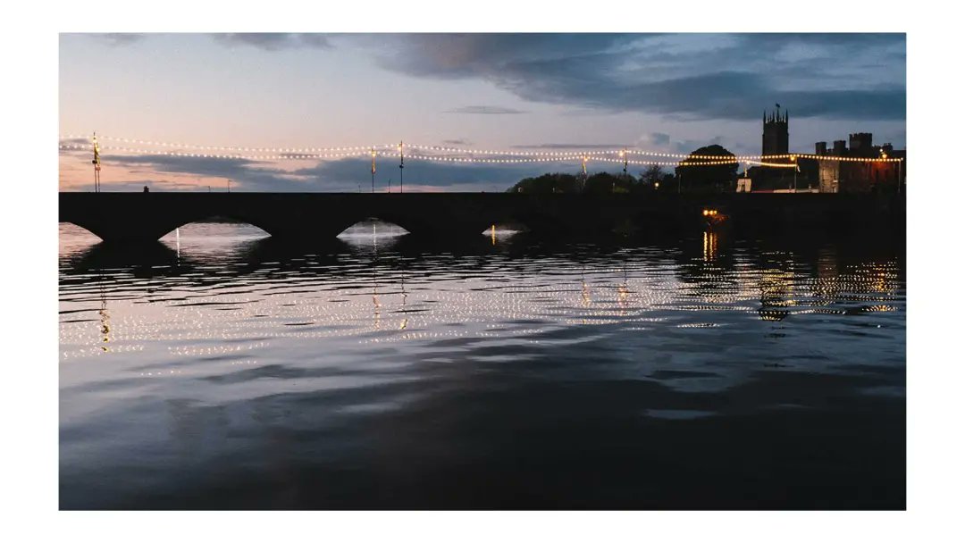 eugenesjourneys's tweet photo. Twilight
Sun's down
There's still light
Even as the sun retires
#Twilight #thomondbridge #limerick #eveninglight #Reflections
@LimerickCouncil @WalkThree @waterwaysirelan @LimerickArts @LmkCivicTrust @FujifilmUK @FujiXnews @fujixpassion @GoToIreland @GoToIrelandME https://t.co/1meUI8OVn2