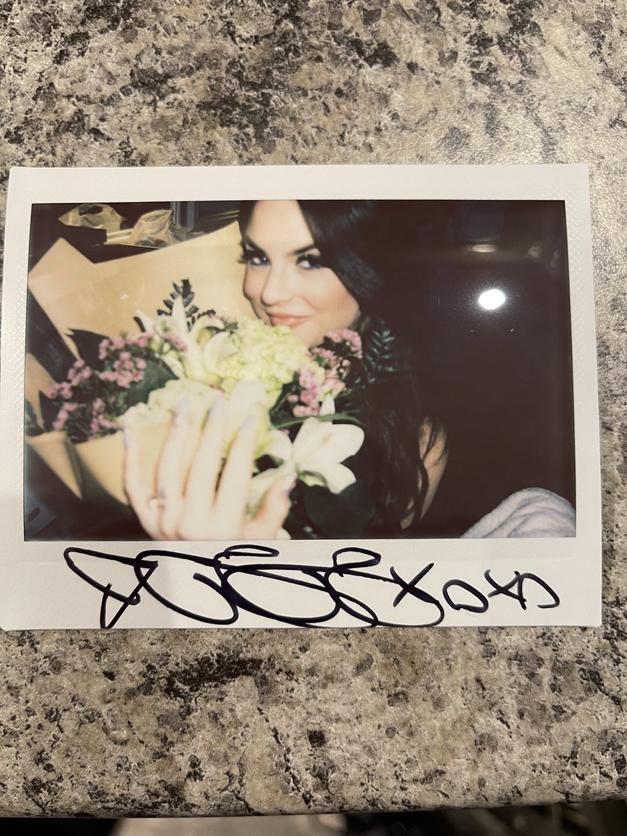 iamjojo's tweet image. love this pic. love these flowers. love how sum ppl on the Internet think I have cheek implants. nope. been a chipmunk since birth. 🐿