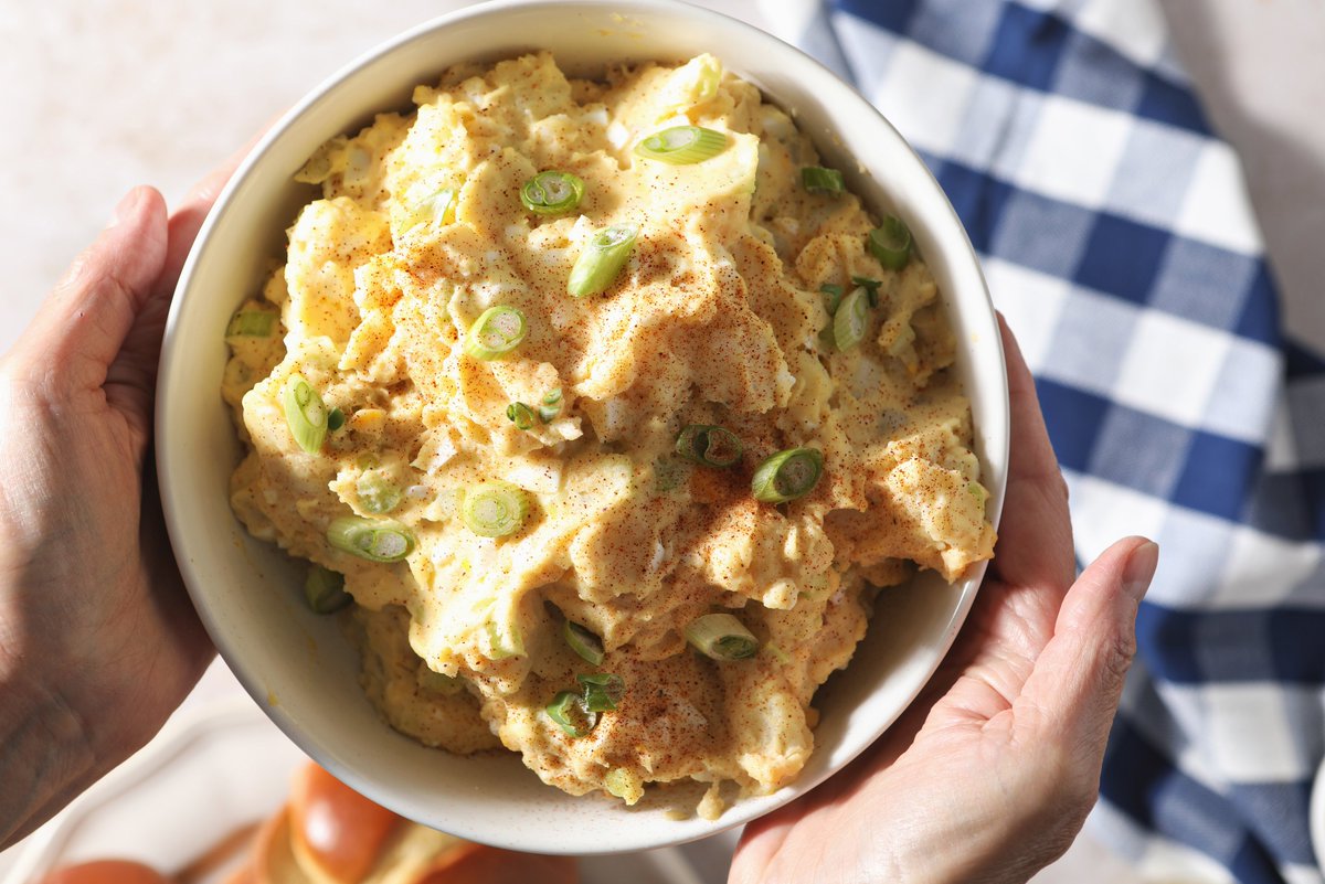 Classic Potato Salad is the perfect potluck side dish that is great year-round. Calling for seven ingredients, this old fashioned potato salad recipe is easy to make and share!

Recipe: savoryexperiments.com/classic-potato…