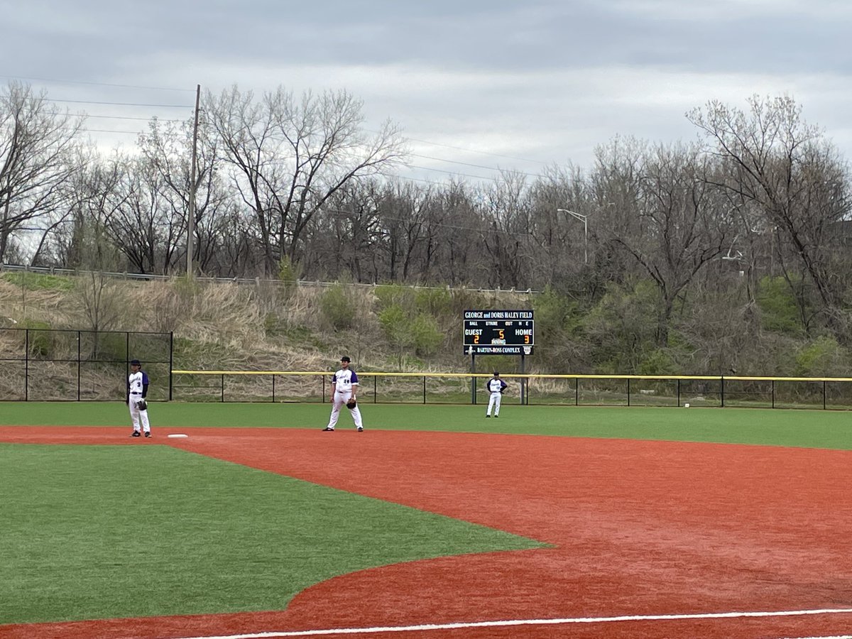 almarosashall's tweet photo. Harmon Hawks baseball team teamwork and effort in display today. https://t.co/Lo7pW3pndo