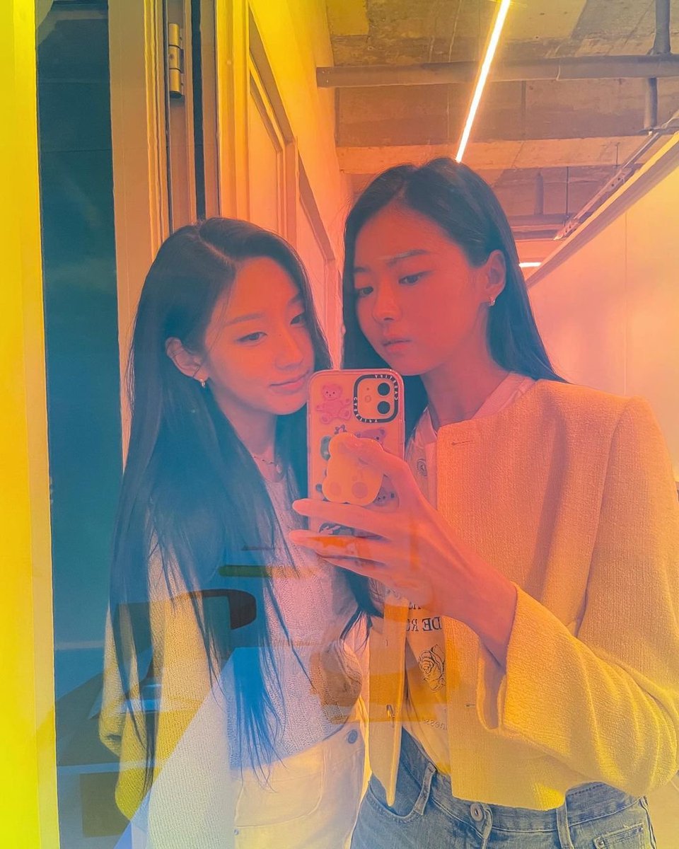 geulyz's tweet photo. 220321 #Lovelyz #YEIN INSTAGRAM
The interns, Nayoung-unnie and Yengni 🌻
#PRIZM #BenefitLive #HILIGHT
See you every Monday at 8 for special events on HI-LIGHT👋🏻 https://t.co/i28dk1k9IR
