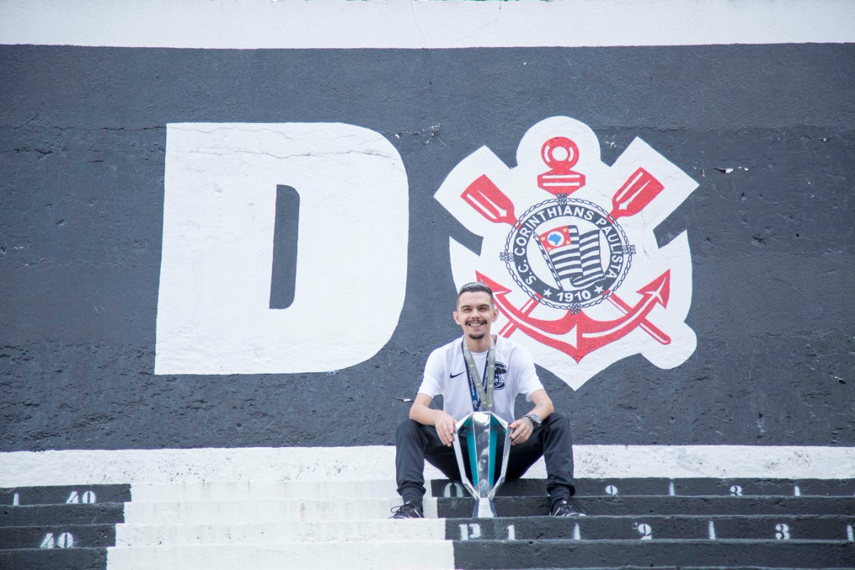 O <a href="/rafafiel10/">Rafael Freire</a> ficou bonitão com o troféu no Parque São Jorge, né?

Diga aí, fiel! ⚫️⚪️

#VaiCorinthians #GoSCCP