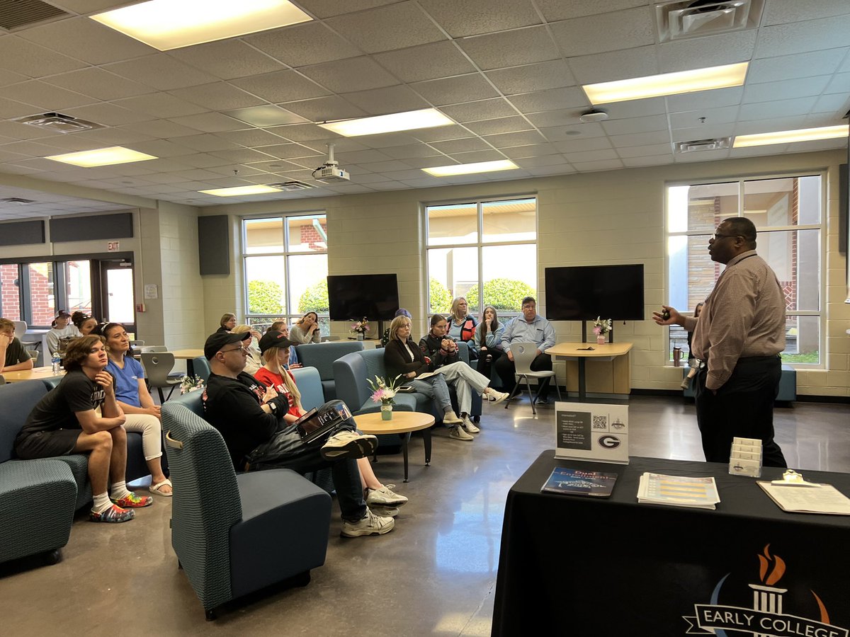 IvesterEarlyCollegeHallCo tweet media