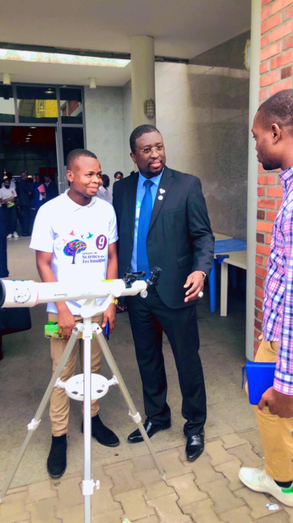 DoraMuanda's tweet photo. Thanks to @JGrootaerd 🇧🇪, we can enjoy a brand new telescop in the science village of Kinshasa 🇨🇩. And @maramkaire🇸🇳 came to support our students. I feel so grateful! What a beautiful day to do science! 
#SST9
@ScienceRDC
@MadiKadima https://t.co/s4vN0ANf8i