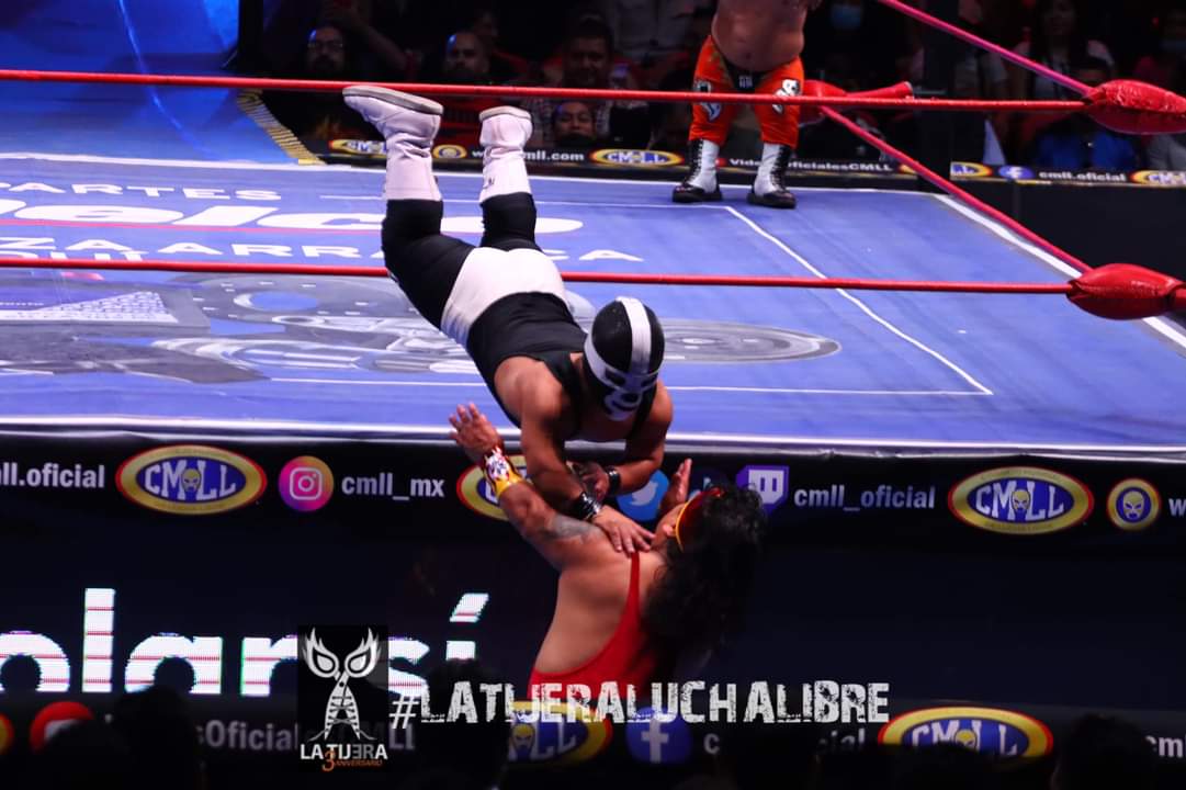 LaTijeraLucha's tweet photo. En espectacular micro batalla #MartesDeArenaMexico,el microbandito técnico #GemeloDiabloII, #GemeloDiabloI y #MicroAngel se llevan el triunfo ante los ruditos @CrewChamuel @pericozacarias y #Atomo,en batalla que enciende los ánimos y el público se entregó a #LosMicroMaldititos... https://t.co/3hKpJBfjvL