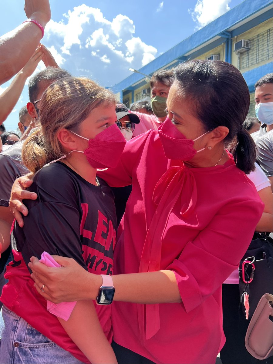 unoemilio's tweet photo. When the one you are fighting for and the one leading the fight meet 🌸🌸

#OlongapoIsPink https://t.co/jC51RtPXAO