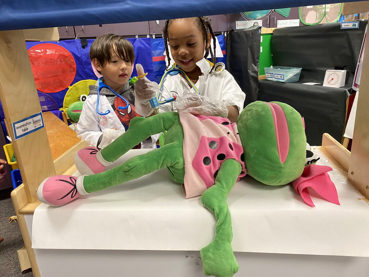epolomskyprek's tweet photo. We love all animals and critters in prek. We are learning to be veterinarians and take care of all kinds of creatures as well as their life cycles. We now have caterpillars too. #MBEUnity
#mbeisfamily 
#mbebears
#mbebears2021
#lighttheway
@HumbleISD_PREK
@HumbleISD_MBE https://t.co/XMWa36pALO