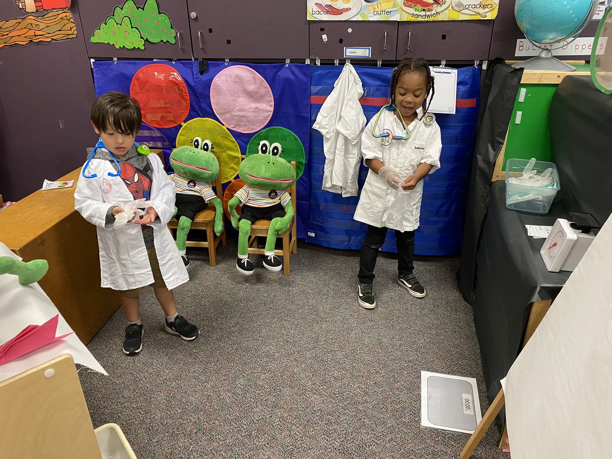 epolomskyprek's tweet photo. We love all animals and critters in prek. We are learning to be veterinarians and take care of all kinds of creatures as well as their life cycles. We now have caterpillars too. #MBEUnity
#mbeisfamily 
#mbebears
#mbebears2021
#lighttheway
@HumbleISD_PREK
@HumbleISD_MBE https://t.co/XMWa36pALO