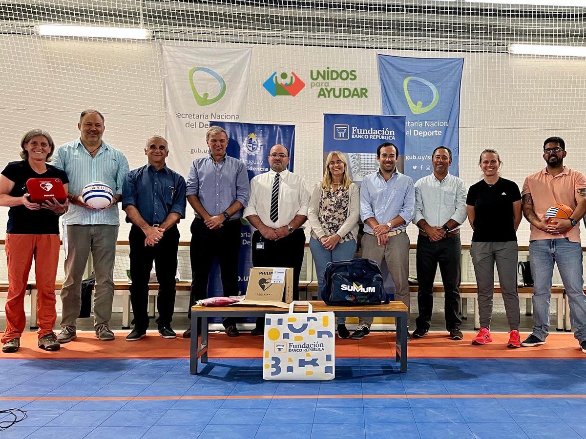 #UruguayCardioSeguro sigue latiendo!
Gracias a esta iniciativa de <a href="/unidosxaayudar/">Unidos Para Ayudar Uy</a> y la #SND, hoy estuvimos en el Polideportivo de Young y junto a un representante de <a href="/fundacionbrou/">Fundación Banco República</a> hicimos entrega de un DEA ❤️⚡️ junto a pelotas 🏀 ⚽️ y un botiquín #SUMMUM