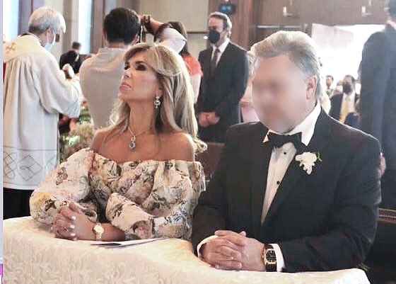 renehealycub's tweet photo. La gobernadora de los relojes de un millón de pesos y vestidos de 20 mil usd
La que desvió más de 2 mil millones 
La que hizo una sola obra que costó 3 veces más y no pudo terminar 
La de la boda escándalo  
La que siempre encuentras en Lois Vuitton 
Ahora cónsul https://t.co/FsRplvRAoi