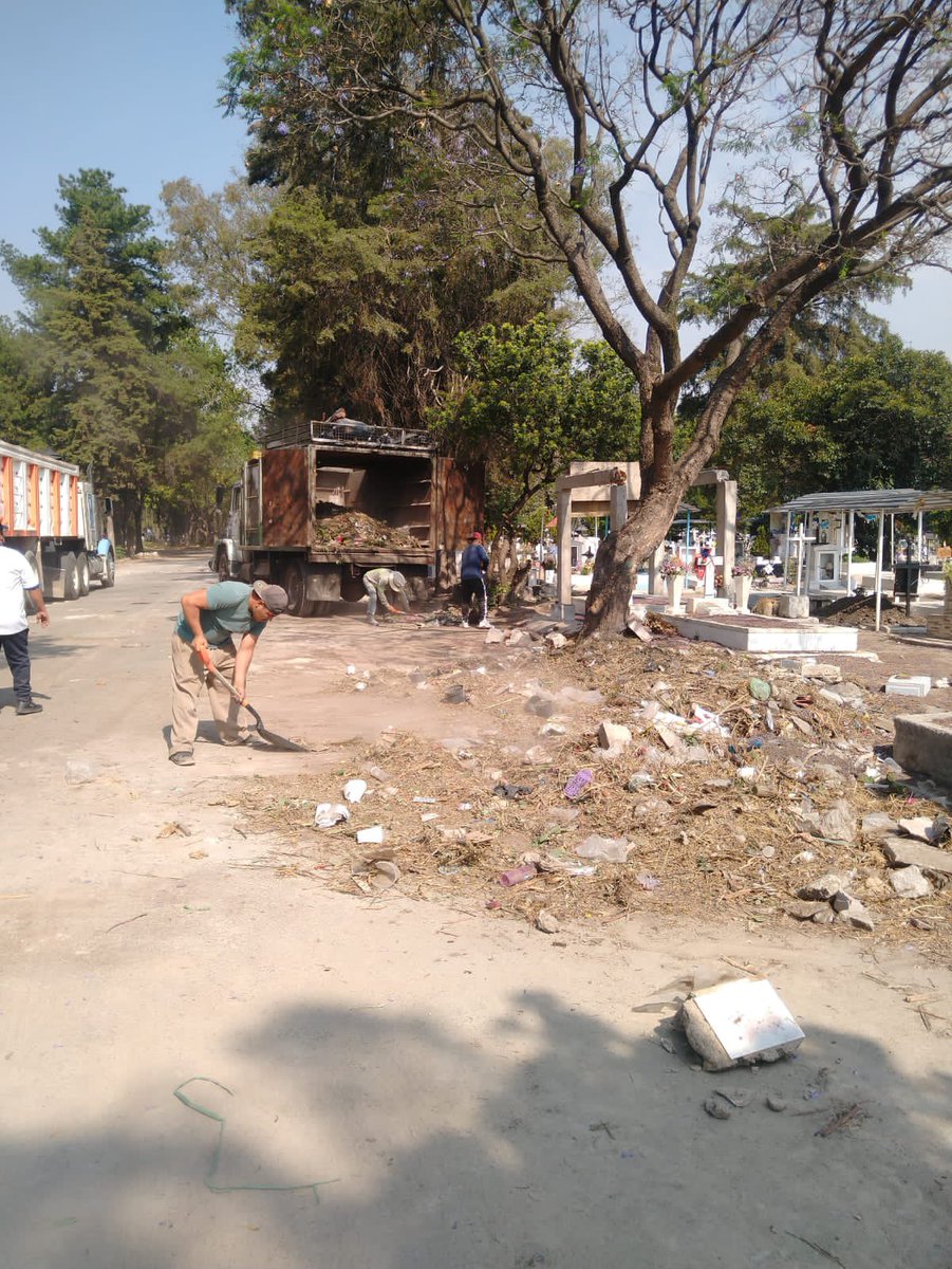 AzcapotzalcoMx's tweet photo. Se realizó el retiro de 180 toneladas de cascajo, basura y ramas secas del Panteón San Isidro (seccion de infantes) en una acción conjunta de la Dirección de Servicios Urbanos y la Dirección de Obras. https://t.co/3A7yRS52fD