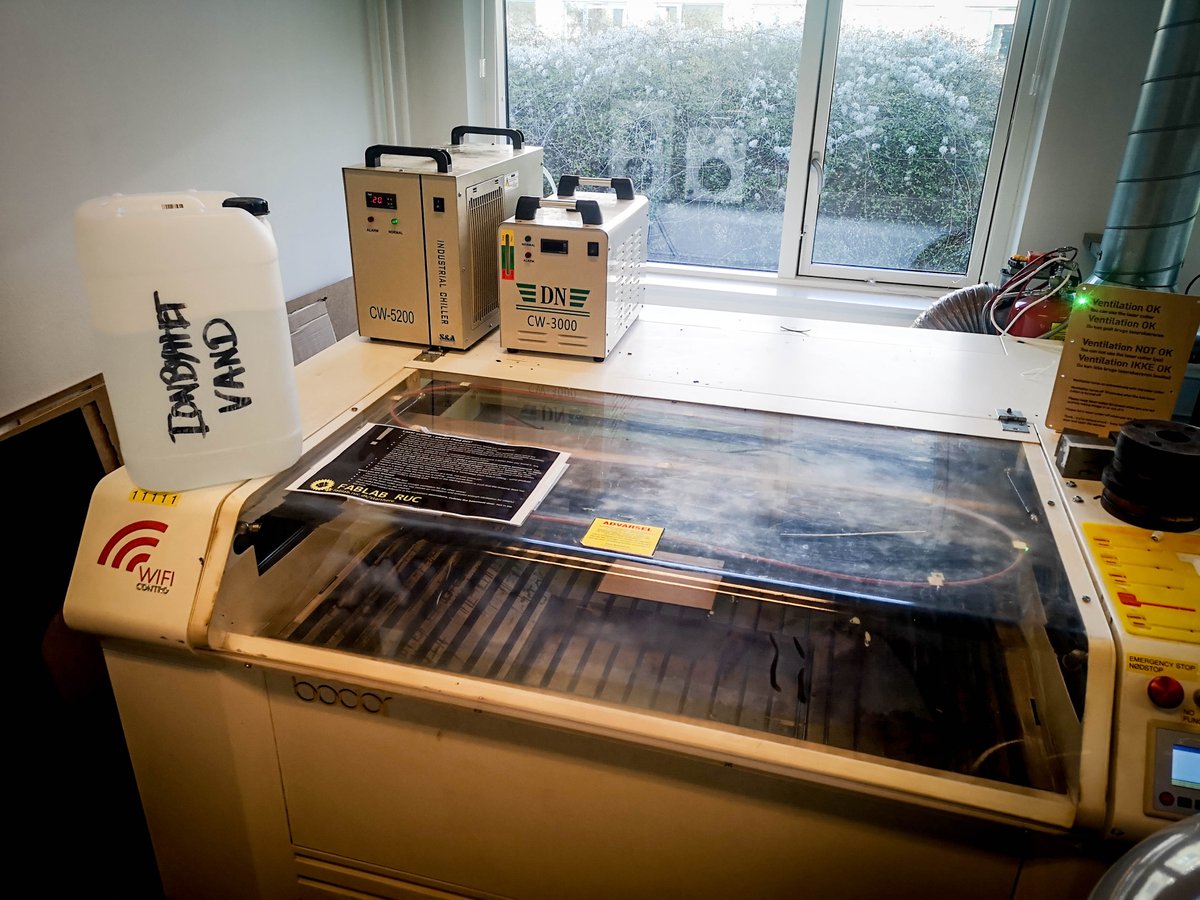 Laser 1 is now working again - cooler replaced, coolant circuit filled up with distilled/ion exchanged water, alarm circuit rewired. We now have 3 large laser cutters working again. <a href="/roskildeuni/">RUC</a> <a href="/fablab/">Fab Lab Network</a> #mitruc #lasers //Nicolas