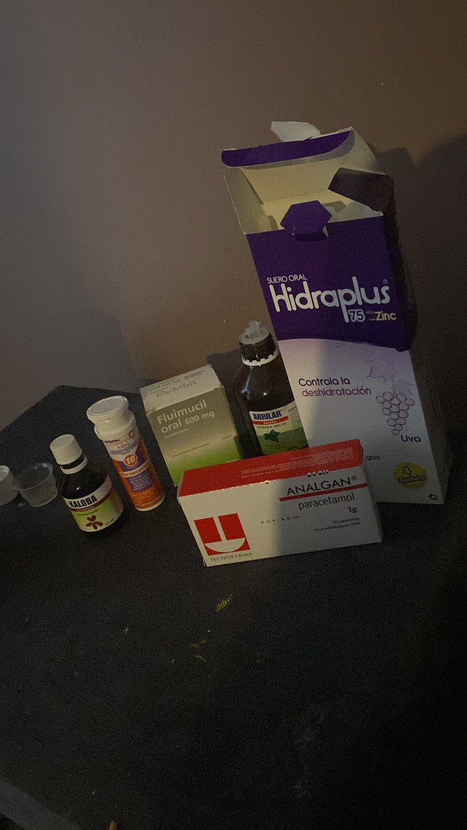 FranFerreroMD's tweet photo. Les presento a mis nuevos mejores amigos. Yo soy de las personas que evita medicamentos, pero les confieso que esta influenza está terrible. (Voy 4 tests negativos covid  y ya no me haré más así q relax).
Toy dejando el abrilar y alternando otros para ver si logro levantarme 🙌 https://t.co/tEvzjsD4jd