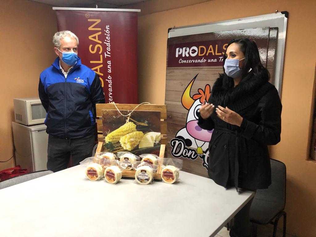 pietrograziani3's tweet photo. En San Gabriel de la provincia del Carchi hemos visitado a Lorena Martínez de la empresa quesera familiar #DonQueso que participa en el proceso de vacunación de sus proveedores de leche contra la brucelosis y tubercolosis junto a @CarchiPrefectur @FIEDSprograma https://t.co/UB6ZEO6YrQ