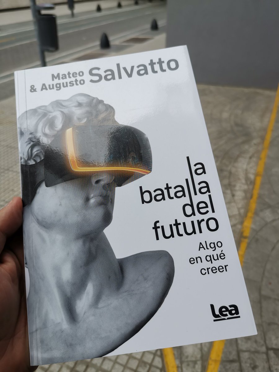 Unos días turismeando por Argentina y me traje #LaBatallaDelFuturo. Saludos a los autores desde Uruguay @asalvatto y <a href="/mateons/">Mateo Salvatto 🇦🇷</a>